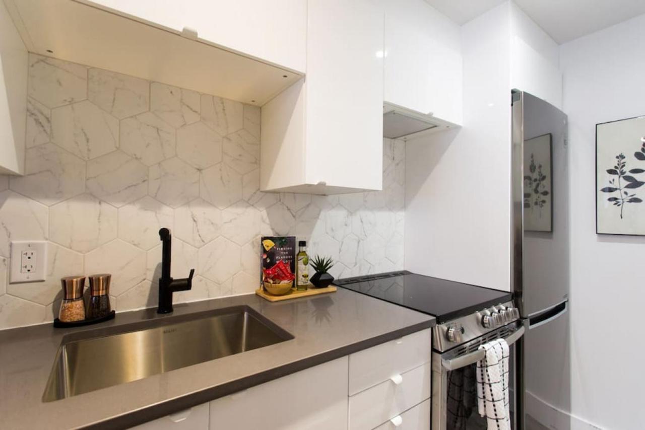 Palms Little Italy Studio With Full Bathroom By Denstays Montreal Exterior photo