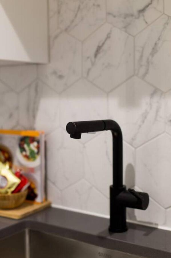 Palms Little Italy Studio With Full Bathroom By Denstays Montreal Exterior photo