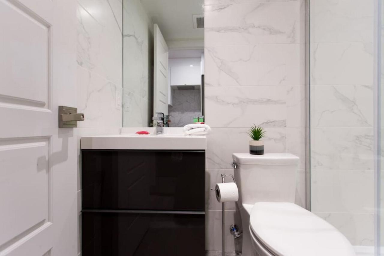 Palms Little Italy Studio With Full Bathroom By Denstays Montreal Exterior photo
