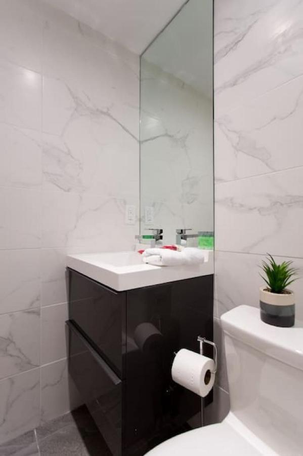 Palms Little Italy Studio With Full Bathroom By Denstays Montreal Exterior photo